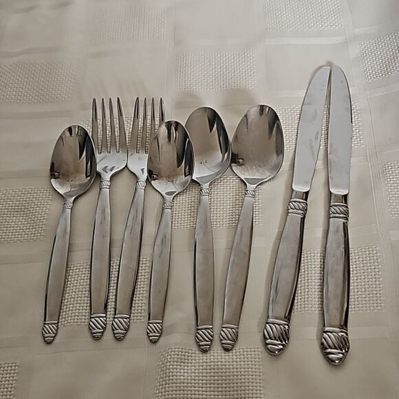 Onieda 8 Pieces Stainless Steel Everyday Flatware Set 18/10 Silver - Picture 14 of 16